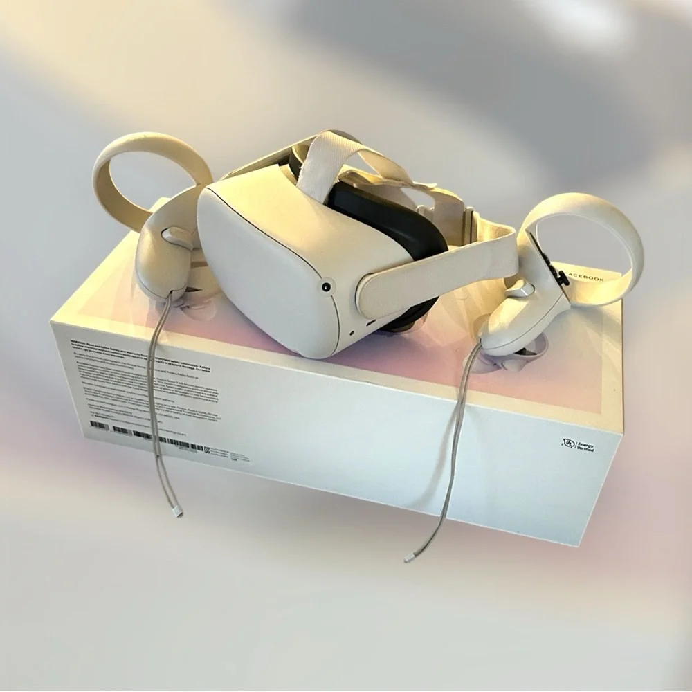 Oculus White Standalone VR Headset with Touch Controllers